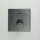 Thermostat in Magnetic Grey von Ideal Standard mit zwei Drehknöpfen zur Steuerung der Wassertemperatur und der Wassermenge, montiert auf einer glatten Wand.